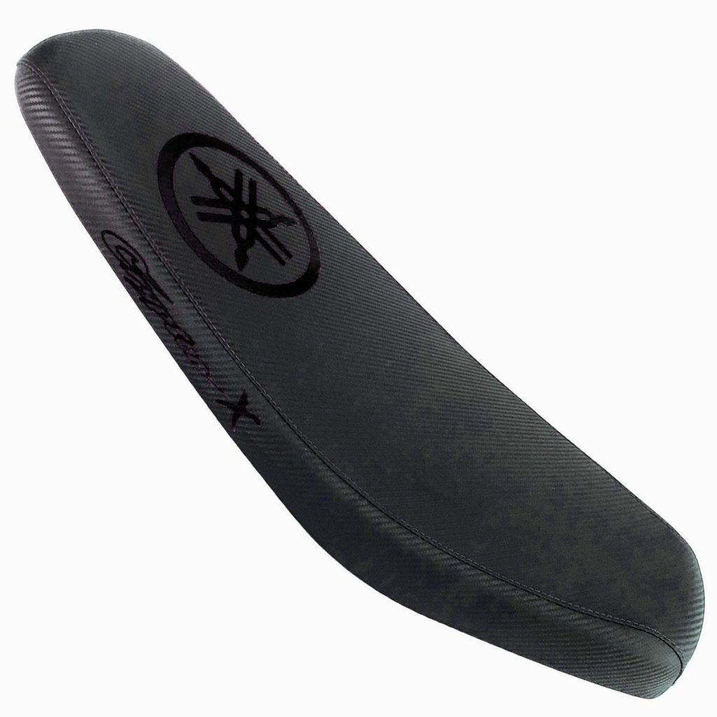 ΣΕΛΑ ΛΕΠΤΗ CARBON ΜΕ ΜΑΥΡΟ ΛΟΓΟΤΥΠΟ YAMAHA CRYPTON X 135 RACING