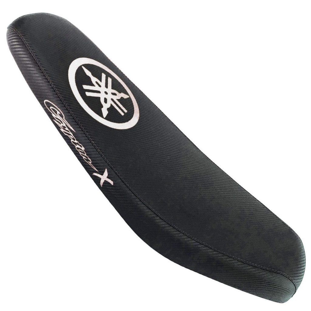 ΣΕΛΑ ΛΕΠΤΗ CARBON ΜΕ ΛΕΥΚΟ ΛΟΓΟΤΥΠΟ YAMAHA CRYPTON X 135 RACING