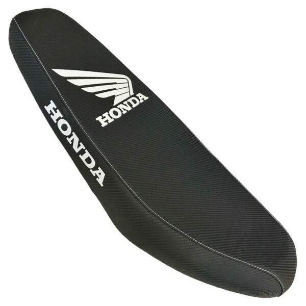 ΣΕΛΑ ΛΕΠΤΗ CARBON ΜΕ ΛΕΥΚΟ ΛΟΓΟΤΥΠΟ HONDA INNOVA 125 RACING