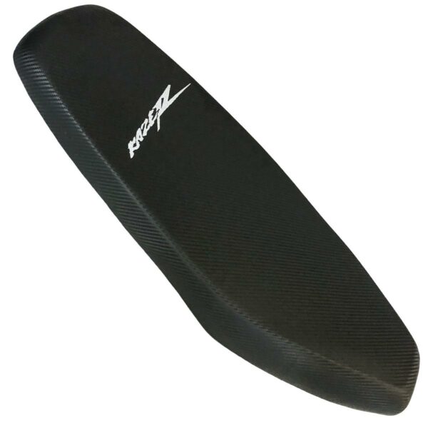 ΣΕΛΑ ΛΕΠΤΗ CARBON ΜΕ ΑΣΠΡΟ ΡΑΦΤΟ ΛΟΓΟΤΥΠΟ KAWASAKI KAZE-R 115 RACING