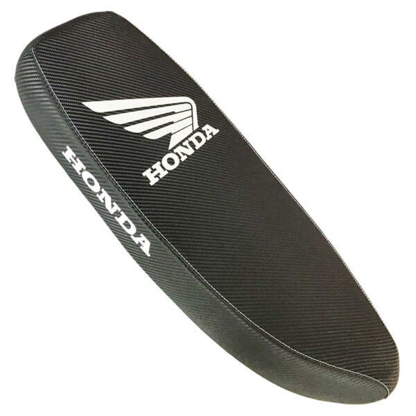 ΣΕΛΑ ΛΕΠΤΗ CARBON ΜΕ ΛΕΥΚΟ ΛΟΓΟΤΥΠΟ ΣΤΑΜΠΑ HONDA GLX RACING