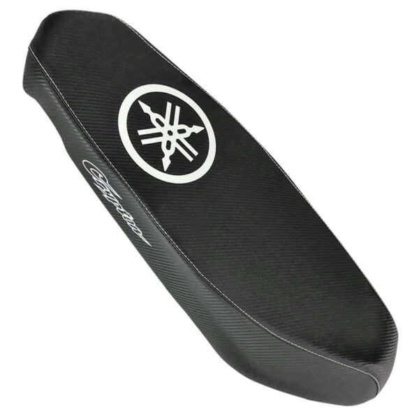 ΣΕΛΑ ΛΕΠΤΗ CARBON ΜΕ ΛΕΥΚΟ ΛΟΓΟΤΥΠΟ ΣΤΑΜΠΑ ΓΝΗΣΙΑ YAMAHA CRYPTON S 115 RACING