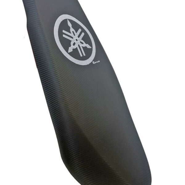 ΣΕΛΑ ΛΕΠΤΗ CARBON ΜΕ ΛΕΥΚΟ ΛΟΓΟΤΥΠΟ ΡΑΦΤΟ ΓΝΗΣΙΑ YAMAHA CRYPTON S 115 RACING