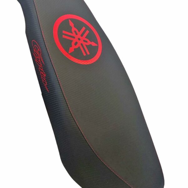 ΣΕΛΑ ΛΕΠΤΗ CARBON ΜΕ ΚΟΚΚΙΝΟ ΛΟΓΟΤΥΠΟ ΣΤΑΜΠΑ ΓΝΗΣΙΑ YAMAHA CRYPTON S 115 RACING