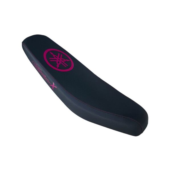 ΣΕΛΑ ΛΕΠΤΗ CARBON ΜΕ ΡΟΖ ΛΟΓΟΤΥΠΟ YAMAHA CRYPTON X 135 RACING