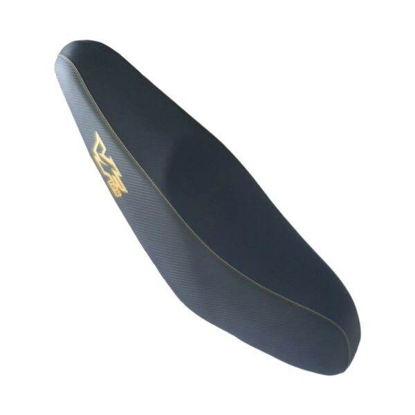 ΣΕΛΑ ΛΕΠΤΗ CARBON ΜΕ ΧΡΥΣΟ ΛΟΓΟΤΥΠΟ ΣΤΑΜΠΑ SYM VF 125 RACING