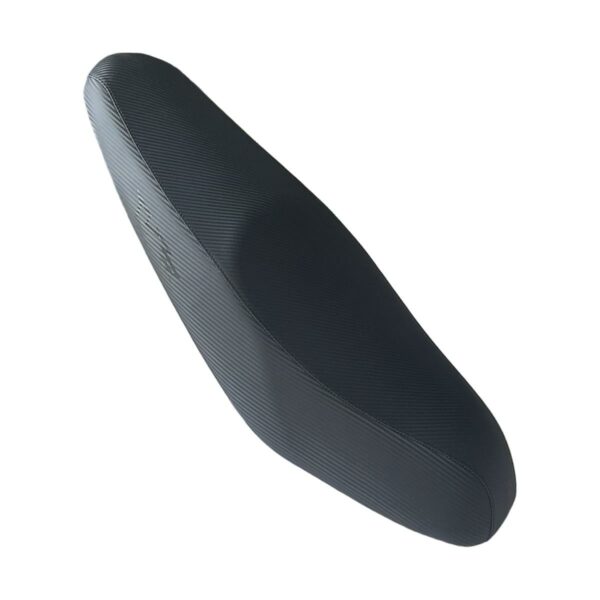 ΣΕΛΑ ΛΕΠΤΗ CARBON ΜΕ ΜΑΥΡΟ ΛΟΓΟΤΥΠΟ ΣΤΑΜΠΑ SYM VF 125 RACING