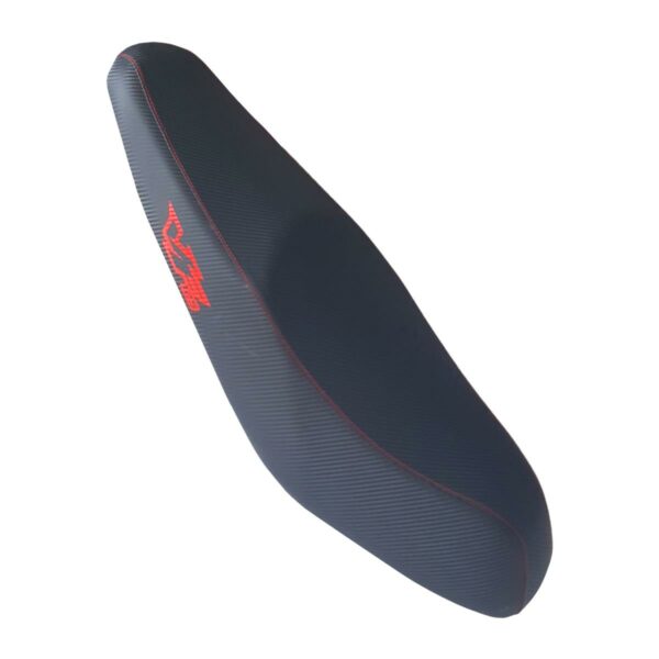 ΣΕΛΑ ΛΕΠΤΗ CARBON ΜΕ ΚΟΚΚΙΝΟ ΛΟΓΟΤΥΠΟ ΣΤΑΜΠΑ SYM VF 125 RACING