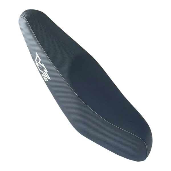 ΣΕΛΑ ΛΕΠΤΗ CARBON ΜΕ ΛΕΥΚΟ ΛΟΓΟΤΥΠΟ ΣΤΑΜΠΑ SYM VF 125 RACING