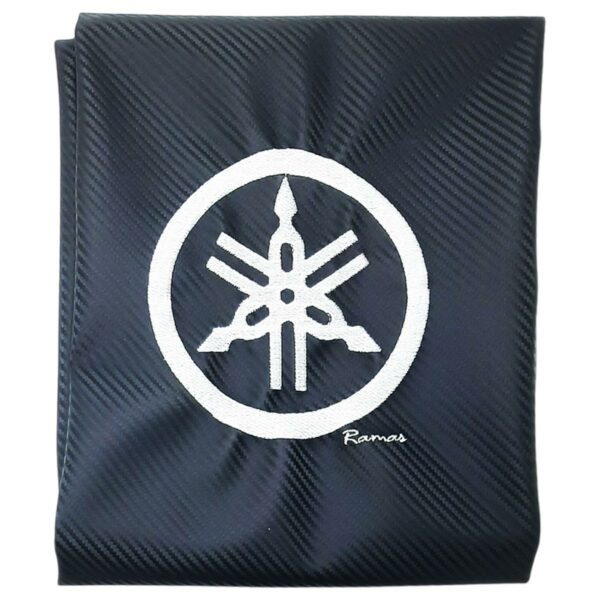 ΚΑΛΥΜΜΑ ΣΕΛΑΣ CARBON ΜΕ ΡΑΦΤΟ ΛΕΥΚΟ ΛΟΓΟΤΥΠΟ YAMAHA CRYPTON S 115