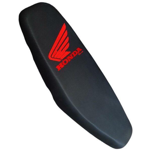 ΣΕΛΑ ΛΕΠΤΗ CARBON ΜΕ ΚΟΚΚΙΝΟ ΛΟΓΟΤΥΠΟ ΡΑΦΤΟ HONDA SUPRA 100 RACING