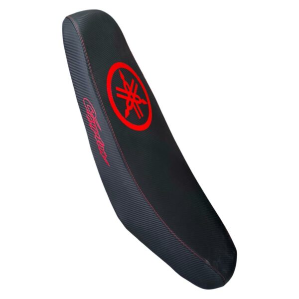 ΣΕΛΑ ΛΕΠΤΗ CARBON ΜΕ ΚΟΚΚΙΝΟ ΛΟΓΟΤΥΠΟ ΣΤΑΜΠΑ YAMAHA CRYPTON R 115 RACING