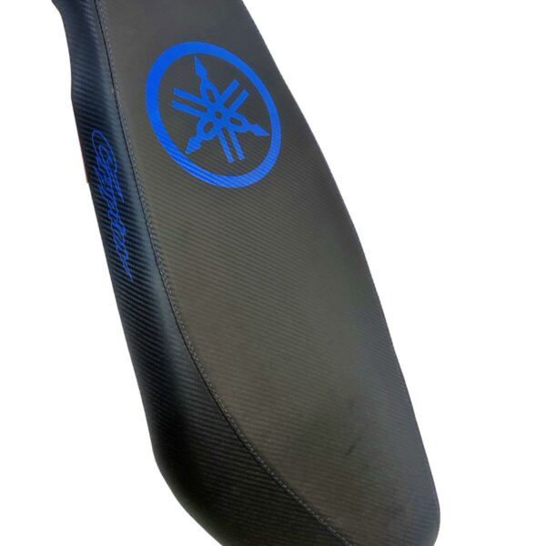 ΣΕΛΑ ΛΕΠΤΗ CARBON ΜΕ ΜΠΛΕ ΛΟΓΟΤΥΠΟ ΣΤΑΜΠΑ ΓΝΗΣΙΑ YAMAHA CRYPTON S 115 RACING