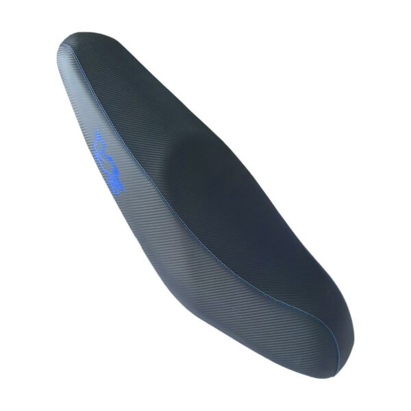 ΣΕΛΑ ΛΕΠΤΗ CARBON ΜΕ ΜΠΛΕ ΛΟΓΟΤΥΠΟ ΣΤΑΜΠΑ SYM VF 125 RACING