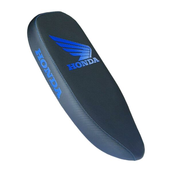 ΣΕΛΑ ΛΕΠΤΗ CARBON ΜΕ ΜΠΛΕ ΛΟΓΟΤΥΠΟ ΣΤΑΜΠΑ HONDA C50 RACING