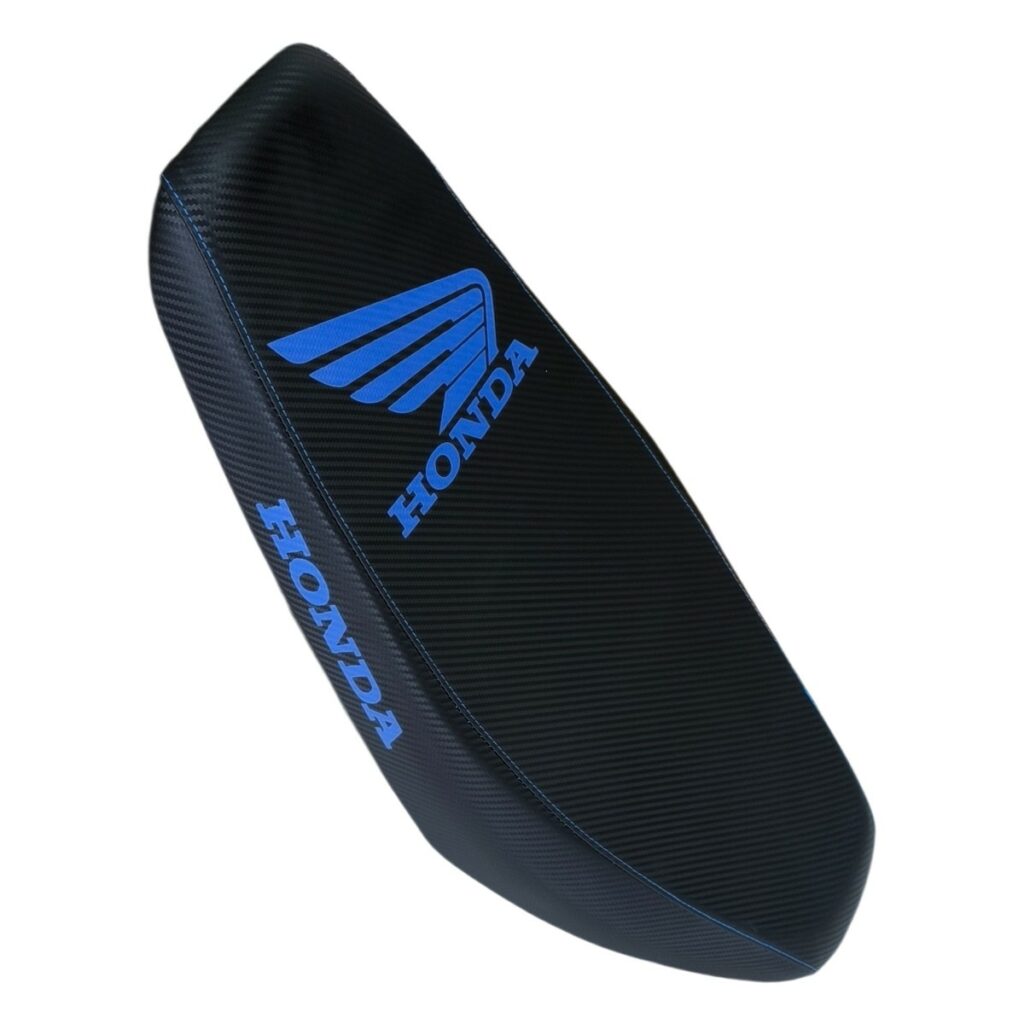 ΣΕΛΑ ΛΕΠΤΗ CARBON ΜΕ ΜΠΛΕ ΛΟΓΟΤΥΠΟ ΣΤΑΜΠΑ HONDA INNOVA 125i RACING